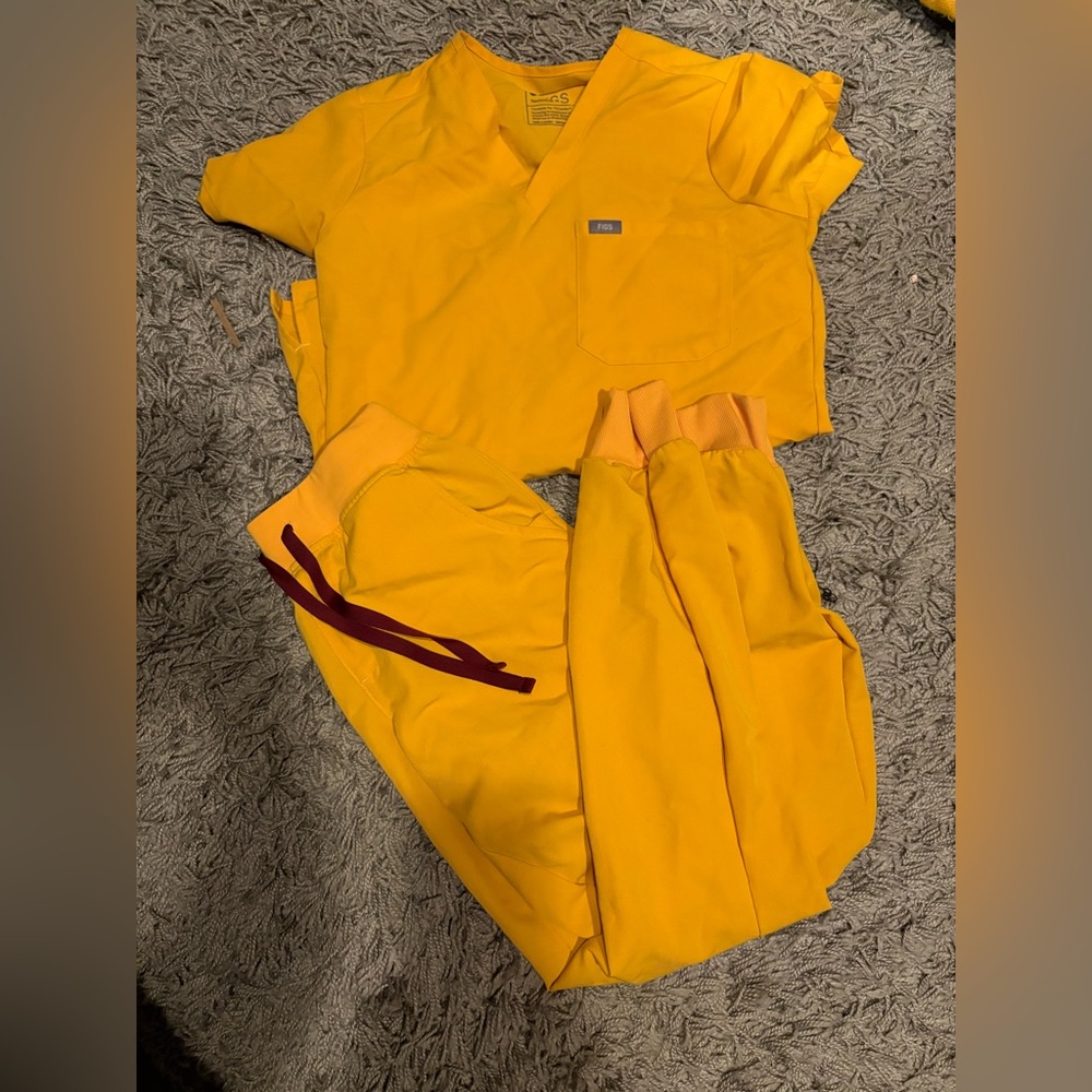 Figs Bright Yellow Technical Collection set